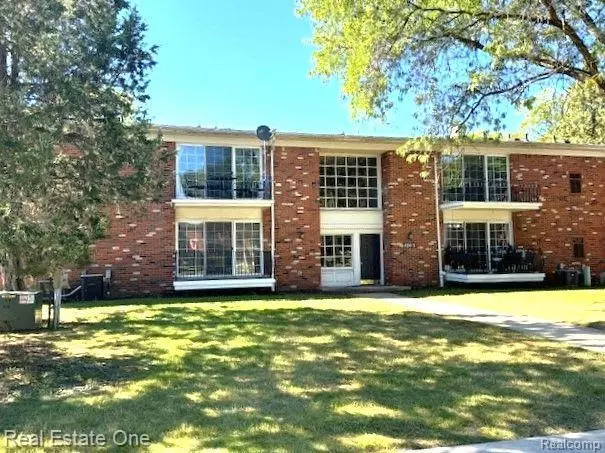 408 FOX HILLS Drive S A-7, Bloomfield Hills, MI 48304