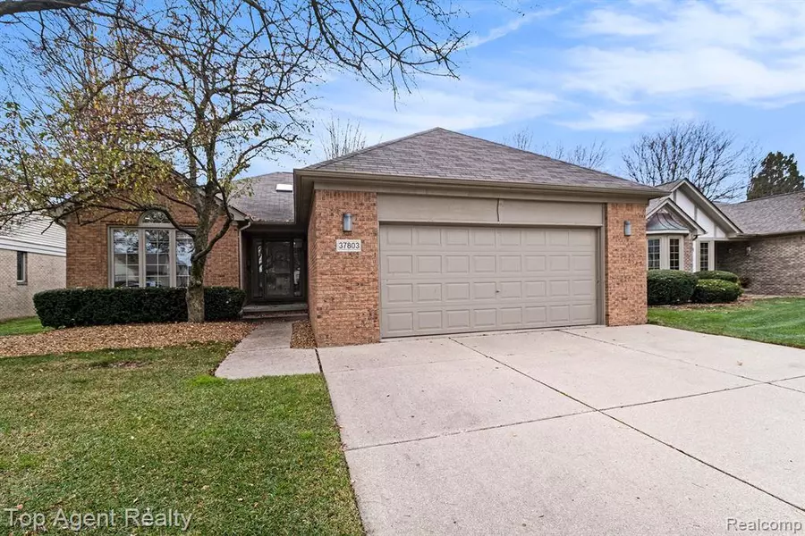 37803 CHASE RUN Drive, Sterling Heights, MI 48310