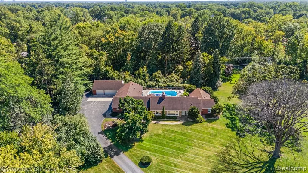 1575  LAKEWOOD Road, Bloomfield Hills, MI 48302