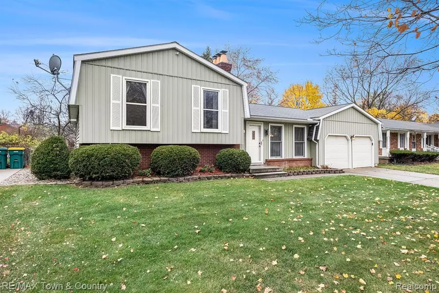 225 OAKWOOD Drive, Flushing, MI 48433