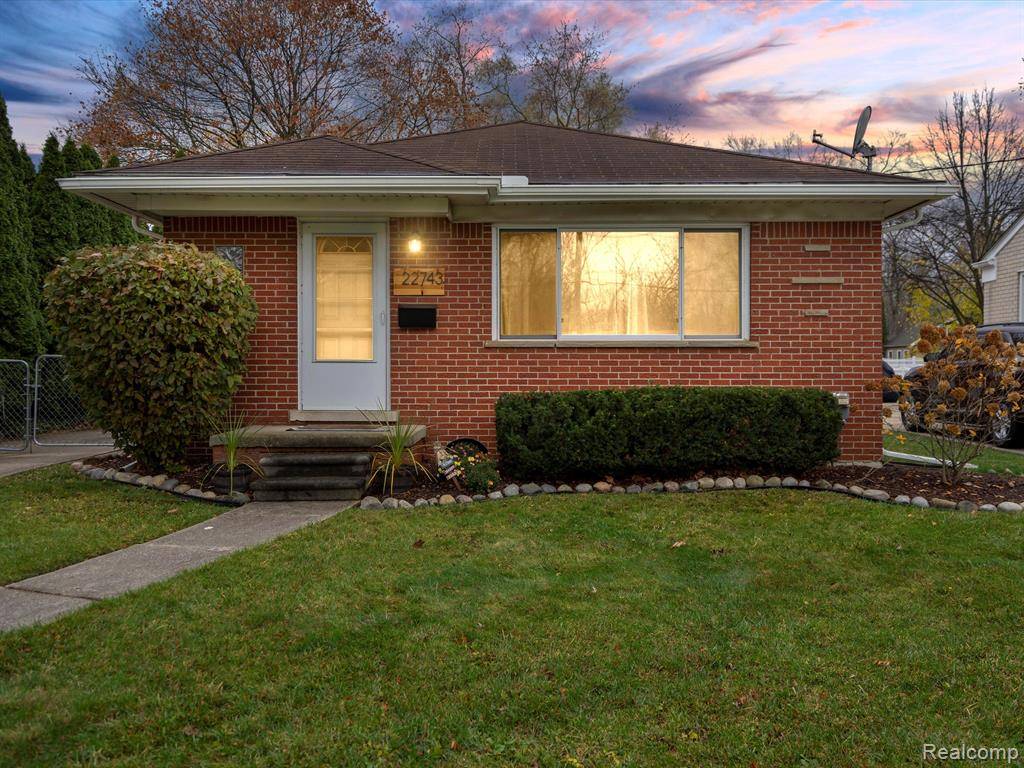 22743 BROOKDALE Street, Farmington, MI 48336