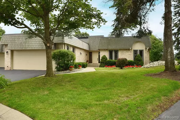 5132 WOODLANDS Lane, Bloomfield Hills, MI 48302