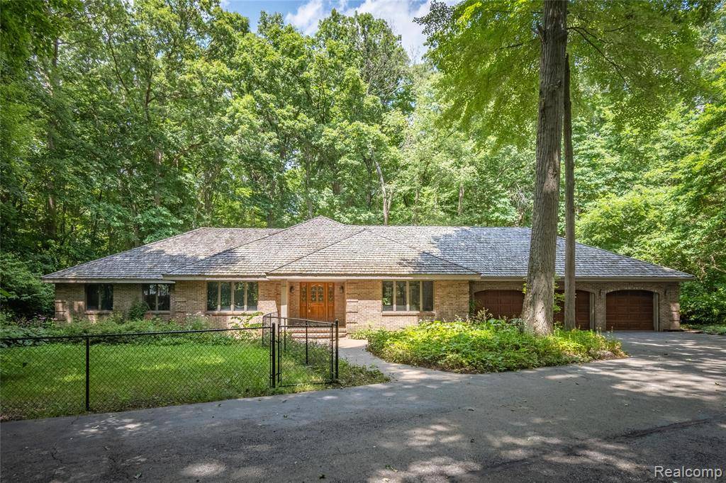 4352 FENTON Road, Hartland Twp, MI 48353