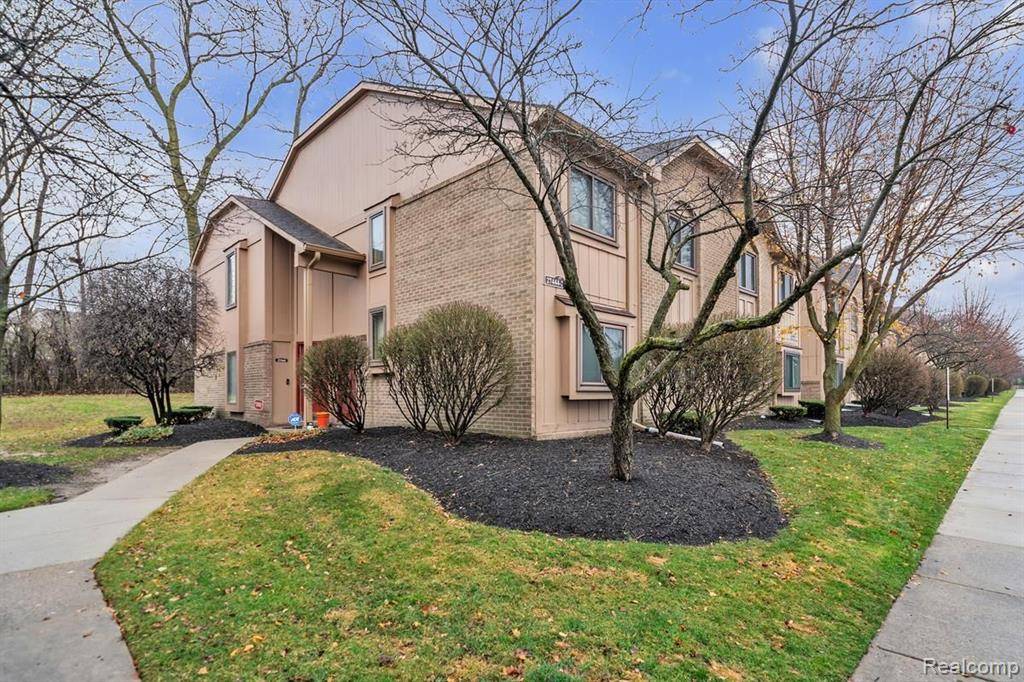 27450 EVERGREEN Road 40, Lathrup Village, MI 48076