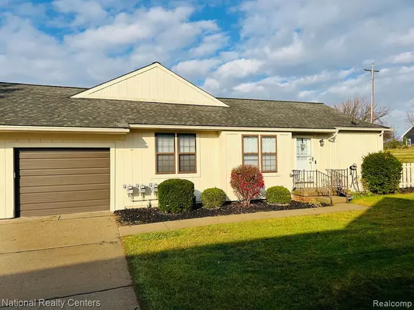 9915 Cambridge 114 1, Green Oak Twp, MI 48178