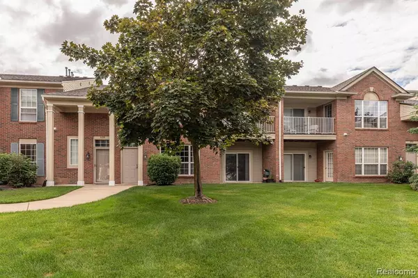 8106 CHESAPEAKE  Circle, Walled Lake, MI 48390