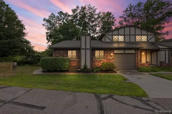 1980 PONDVIEW Court 121, Rochester Hills, MI 48309