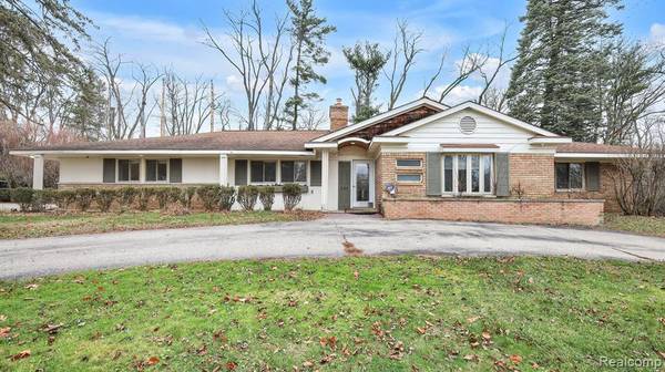 240 APPLEWOOD Lane, Bloomfield Hills, MI 48302