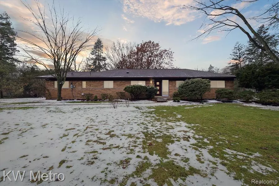 2025 BRETTON Drive S, Rochester Hills, MI 48309