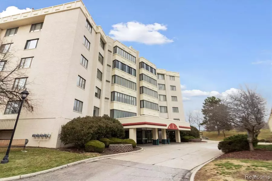 43050 12 Oaks Crescent Drive 3044, Novi, MI 48377