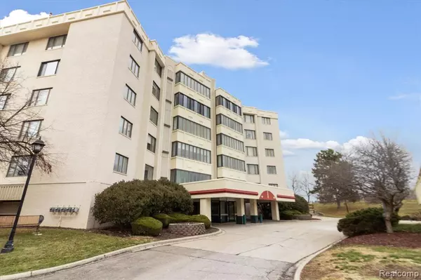 43050 12 Oaks Crescent Drive 3044, Novi, MI 48377