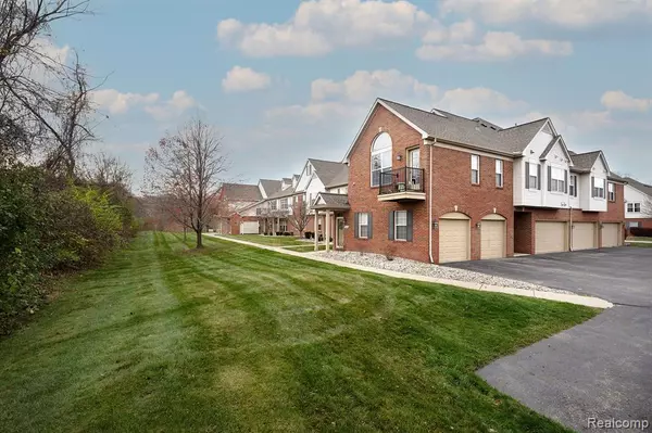 23489 WILLIAMSBURG Circle, Woodhaven, MI 48183