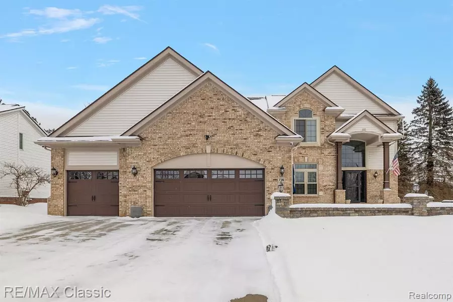 736 PHEASANT RUN WEST Drive, Wixom, MI 48393