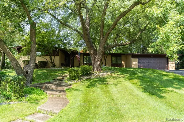 31017 CARRIAGE HILL Road, Farmington Hills, MI 48331