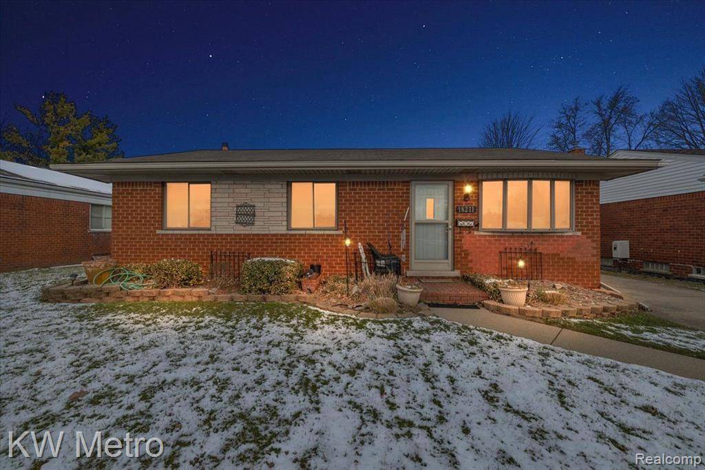 18211 E 13 MILE Road, Fraser, MI 48026