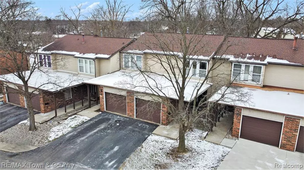 513 OAKBROOK Circle, Flushing, MI 48433