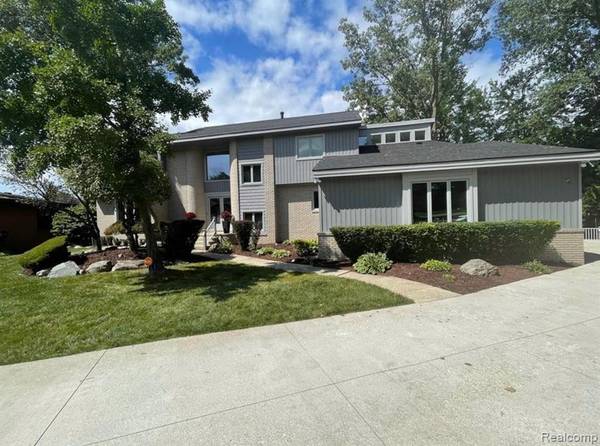 5459 POND BLUFF Court, West Bloomfield Twp, MI 48323