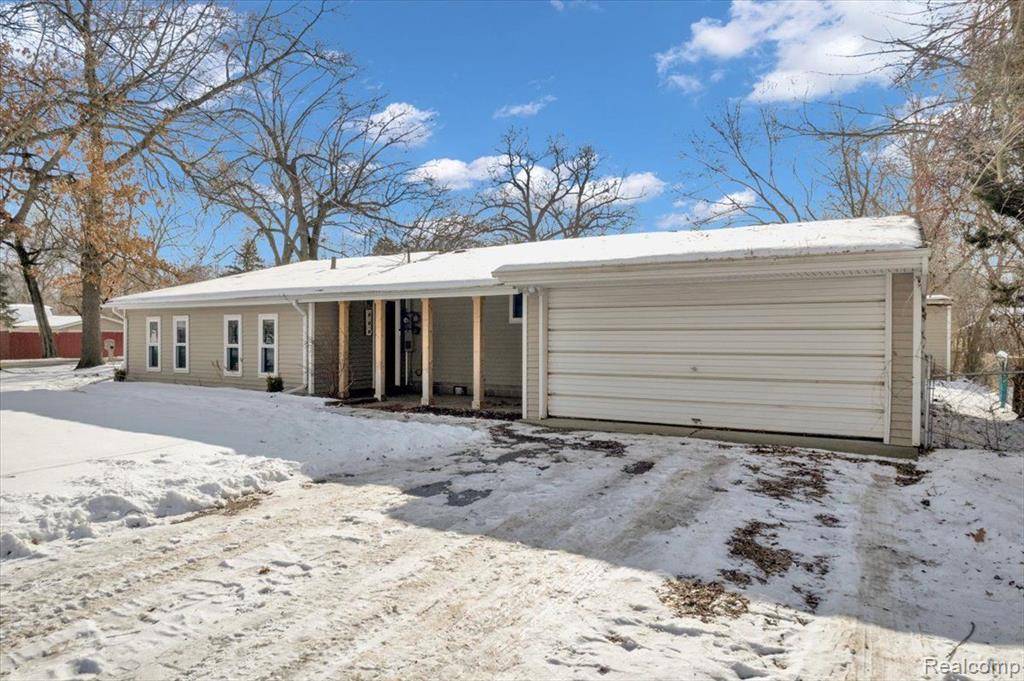 800 ROUND LAKE Road, White Lake Twp, MI 48386