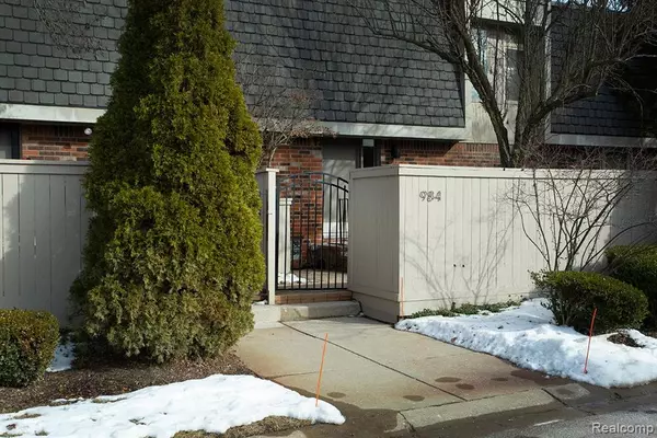 984 STRATFORD Lane E,  Bloomfield Hills,  MI 48304