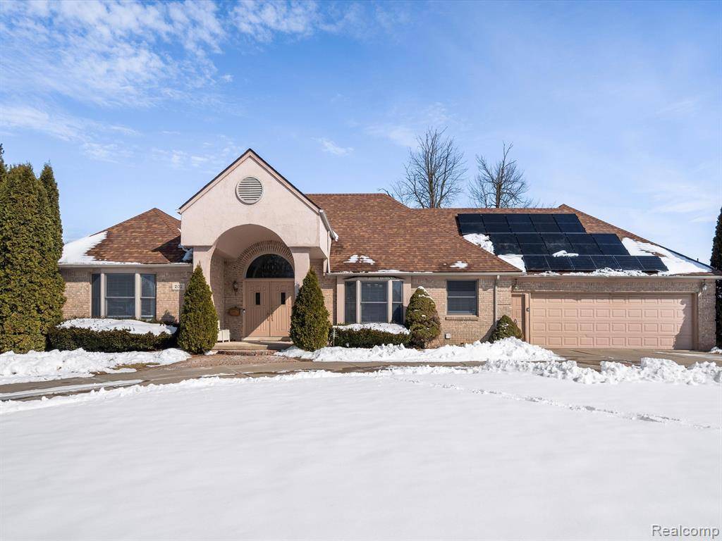 202 WELLINGTON Crescent, Mt. Clemens, MI 48043