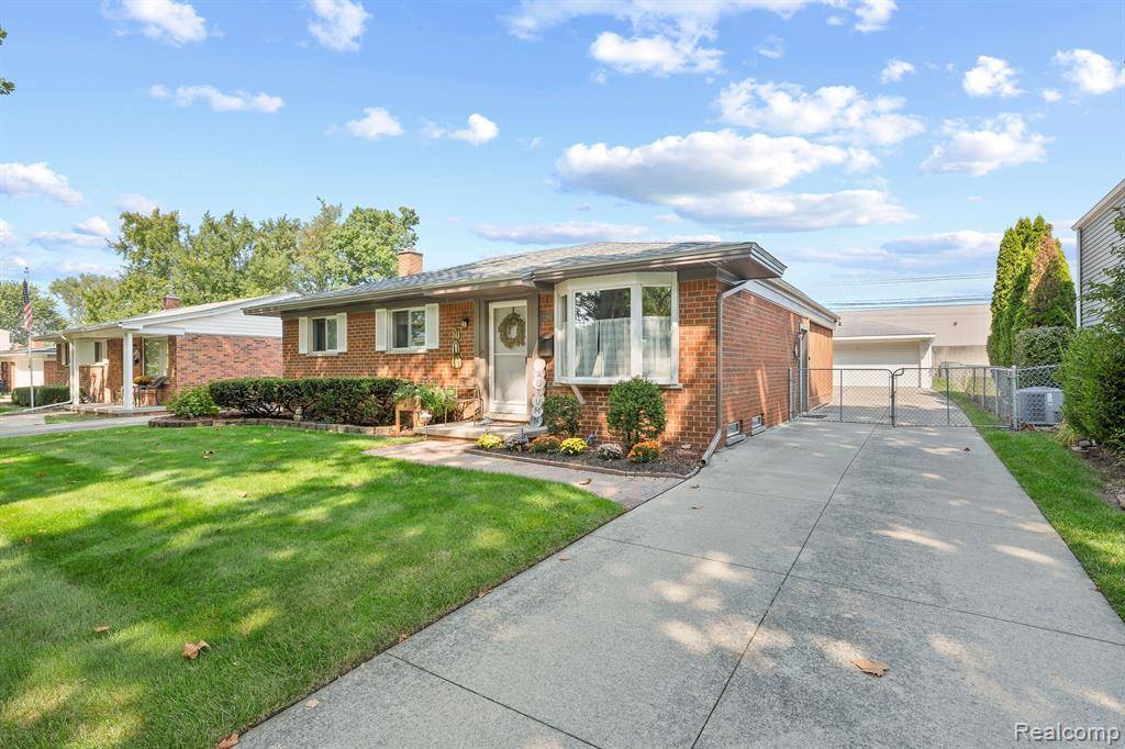 1260 W ELMWOOD Avenue, Clawson, MI 48017