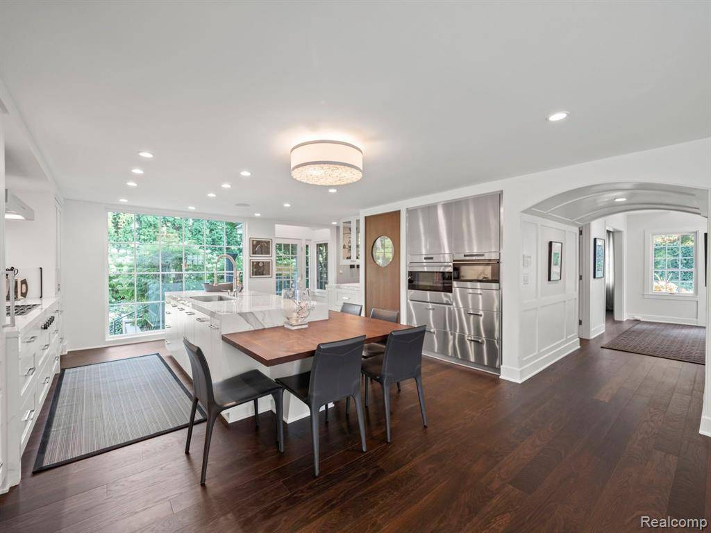 300 WARREN Court, Birmingham, MI 48009