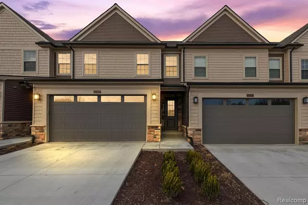 11392 Iziks Way 13, Green Oak Twp, MI 48116
