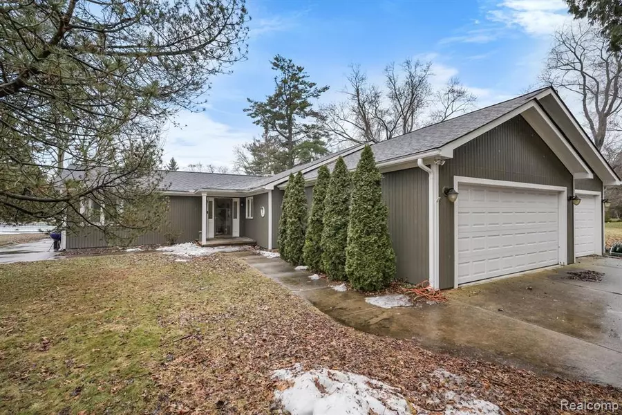 9045 COMMERCE Road, Commerce Twp, MI 48382