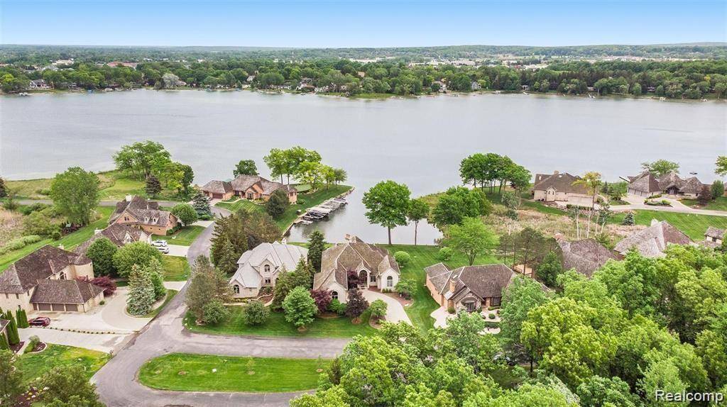 Fenton Twp, MI 48430,60 CHATEAUX DU LAC