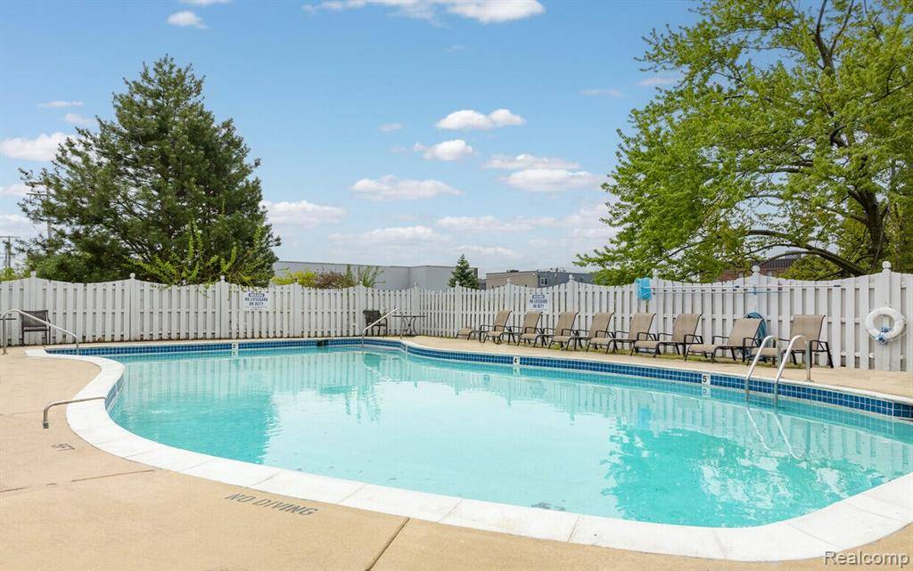 2440 PARMENTER Boulevard 112, Royal Oak, MI 48073
