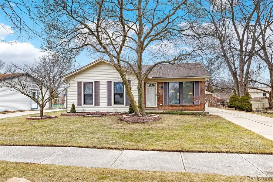 25302 MONTEBELLO Drive, Woodhaven, MI 48183