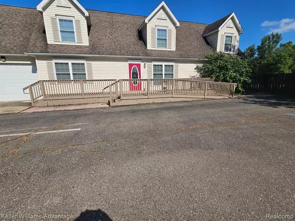 621 S S GRAND Avenue, Fowlerville Vlg, MI 48836