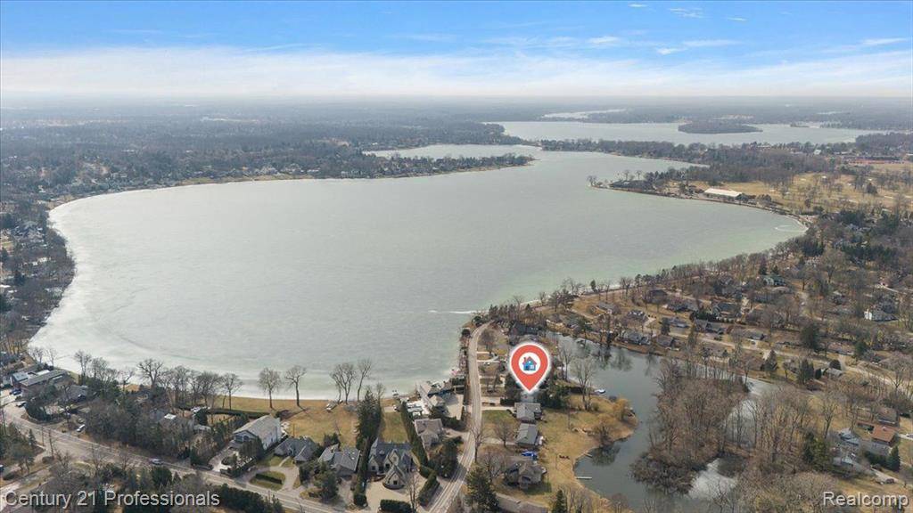 West Bloomfield Twp, MI 48324,2372 PINE LAKE Road
