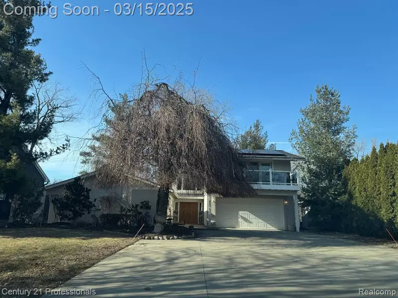 2372 PINE LAKE Road, West Bloomfield Twp, MI 48324