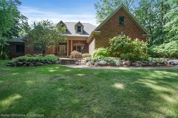 2572 Valley Oaks Drive,  White Lake Twp,  MI 48383