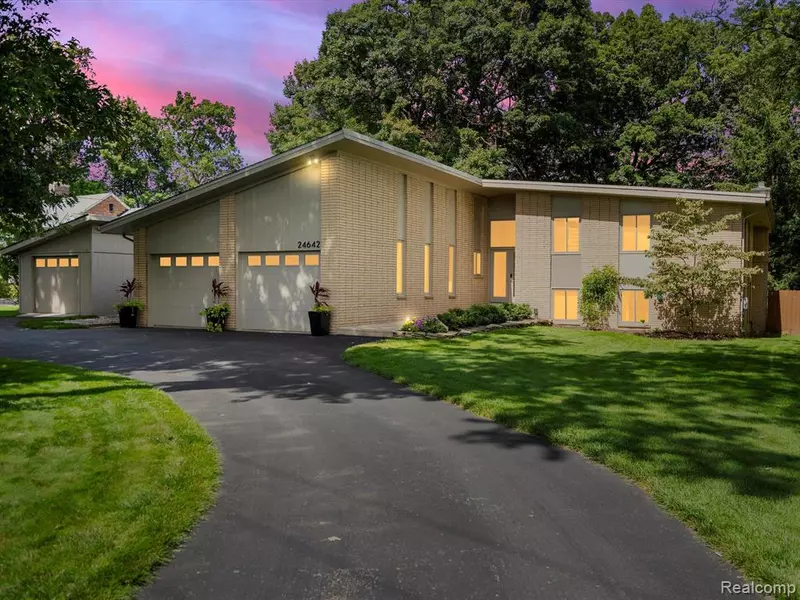 24642 RIVERWOOD Drive, Franklin Vlg, MI 48025