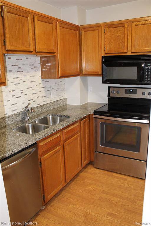 Sterling Heights, MI 48312,37477 CLUBHOUSE Drive 165