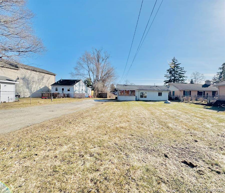 8975 TACKLES Drive, White Lake Twp, MI 48386