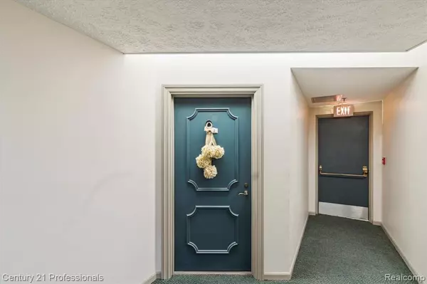 Novi, MI 48377,43100 12 OAKS CRESCENT Drive 2022