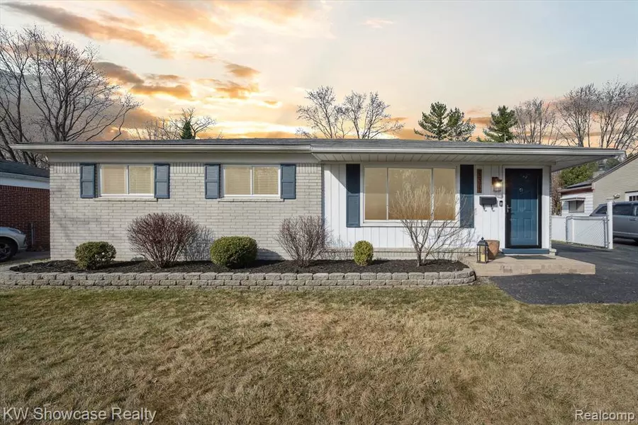 23377 Barfield, Farmington Hills, MI 48336