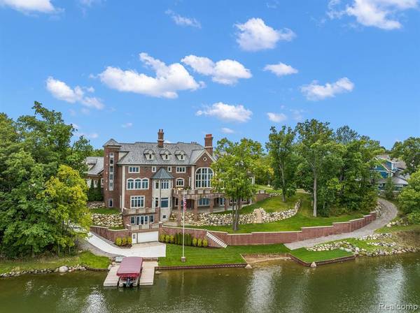 10399 LAKESHORE Drive E, Goodrich Vlg, MI 48438