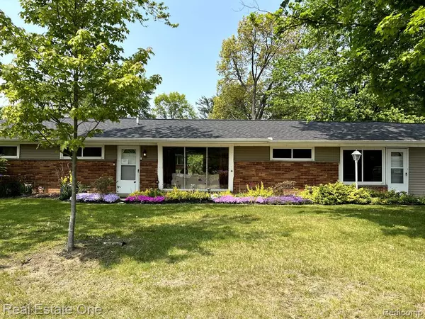 1759 ASHSTAN Drive, Walled Lake, MI 48390