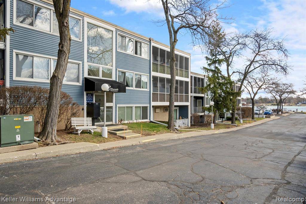 2419 RIVERSIDE Drive 206, Trenton, MI 48183