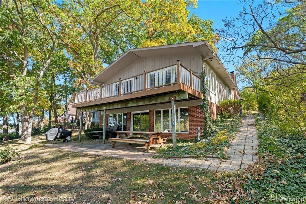 3155 RIDGE Road, White Lake Twp, MI 48383