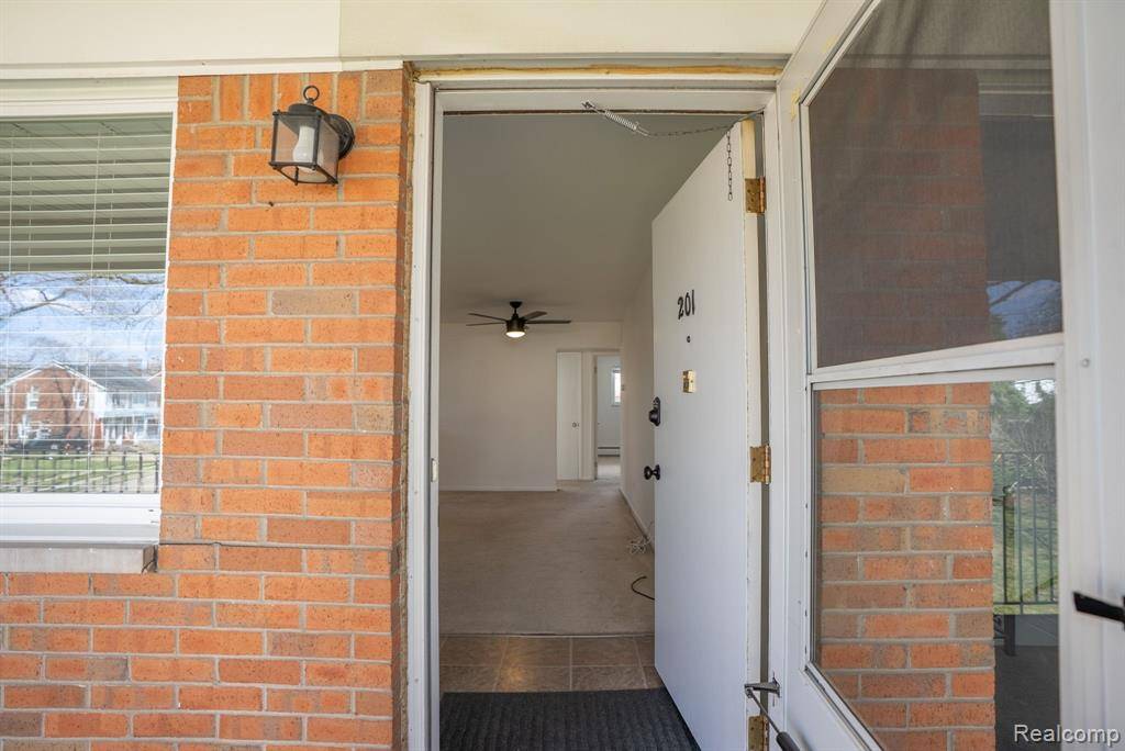 Royal Oak, MI 48073,2217 CLAWSON Avenue 201