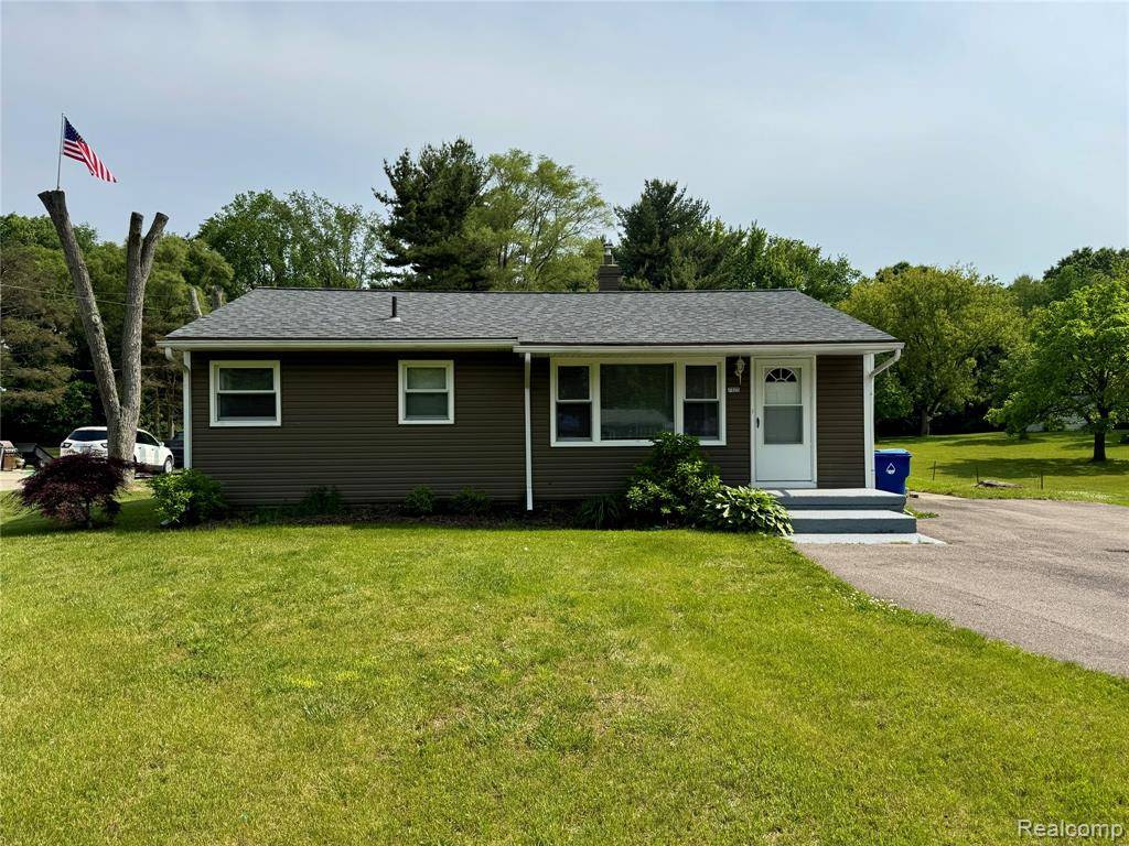 7125 Pontiac Lake Road, Waterford Twp, MI 48327