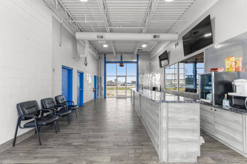 Troy, MI 48084,1760 W MAPLE Road