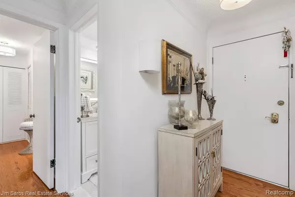 Grosse Pointe Woods, MI 48236,1750 VERNIER Road 10