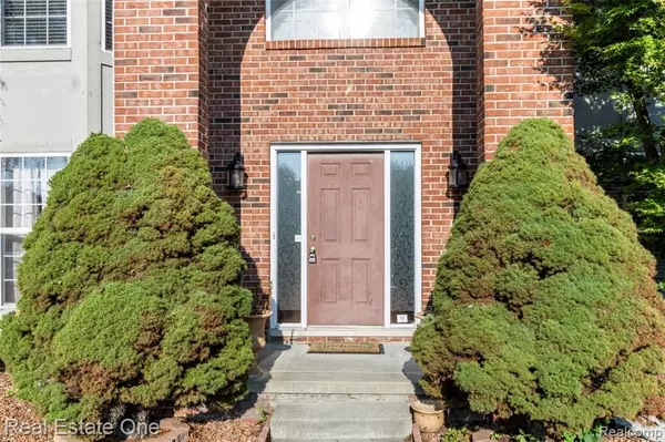 Commerce Twp, MI 48390,2000 TWIN SUN Circle