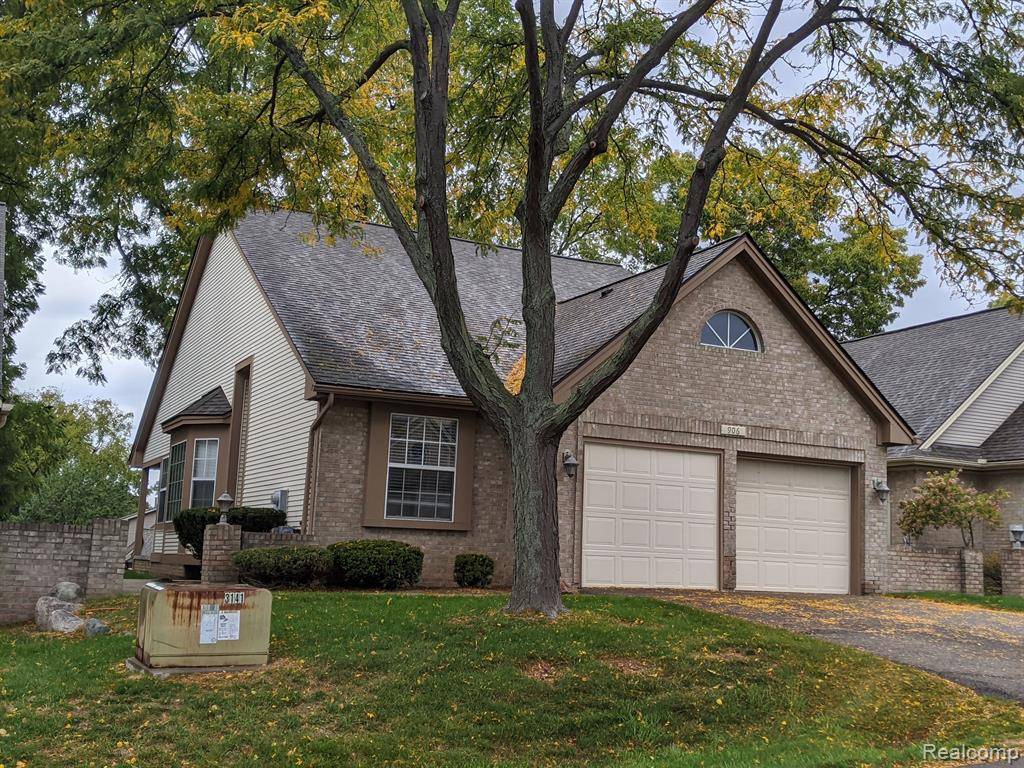 Fenton, MI 48430,906 WHISPERWOOD Drive